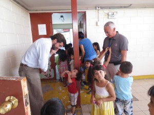 Foto Diego Bulnes con niños