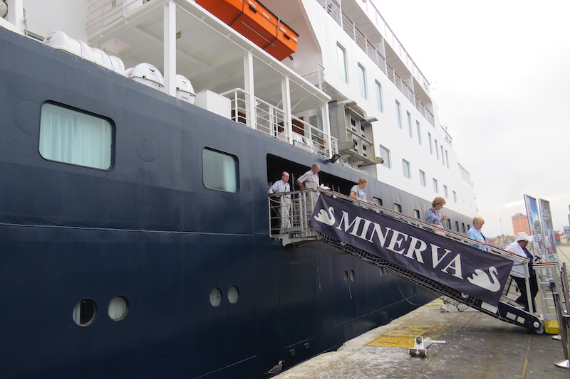 Con bailes y música fue despido el crucero Minerva
