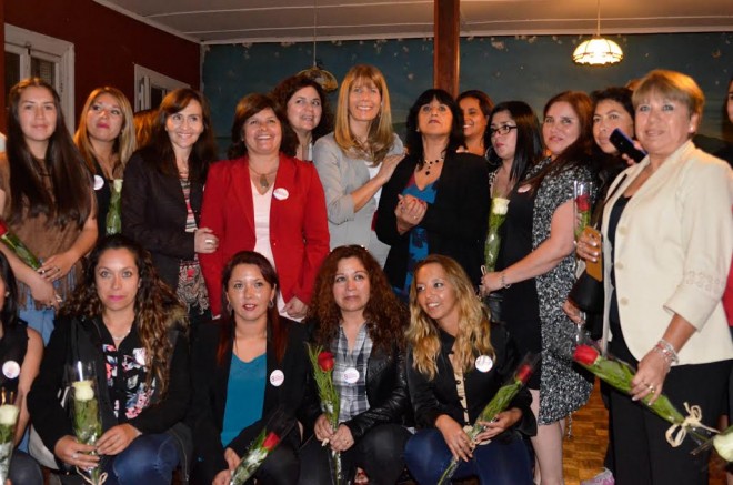 Día de la Mujer: Ministra Rincón recibe reconocimiento de portuarias de Valparaíso