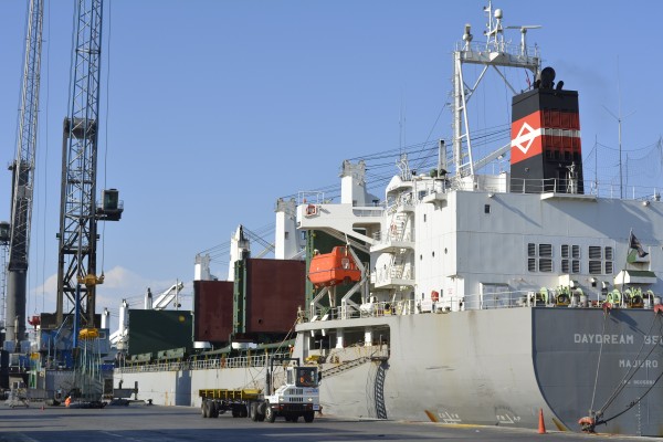 Terminal Puerto Arica descarga 56 mil toneladas de fierro para Bolivia en el primer trimestre