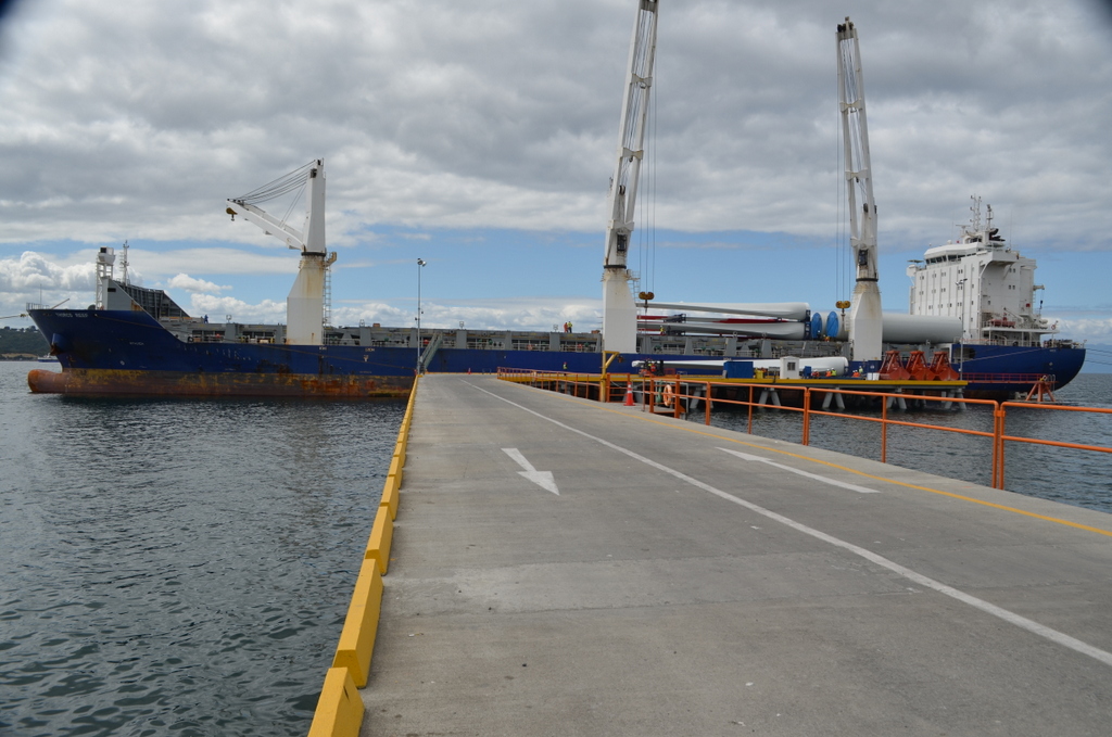 Puerto Chincui recibe aerogeneradores para parque eólico de Chiloé