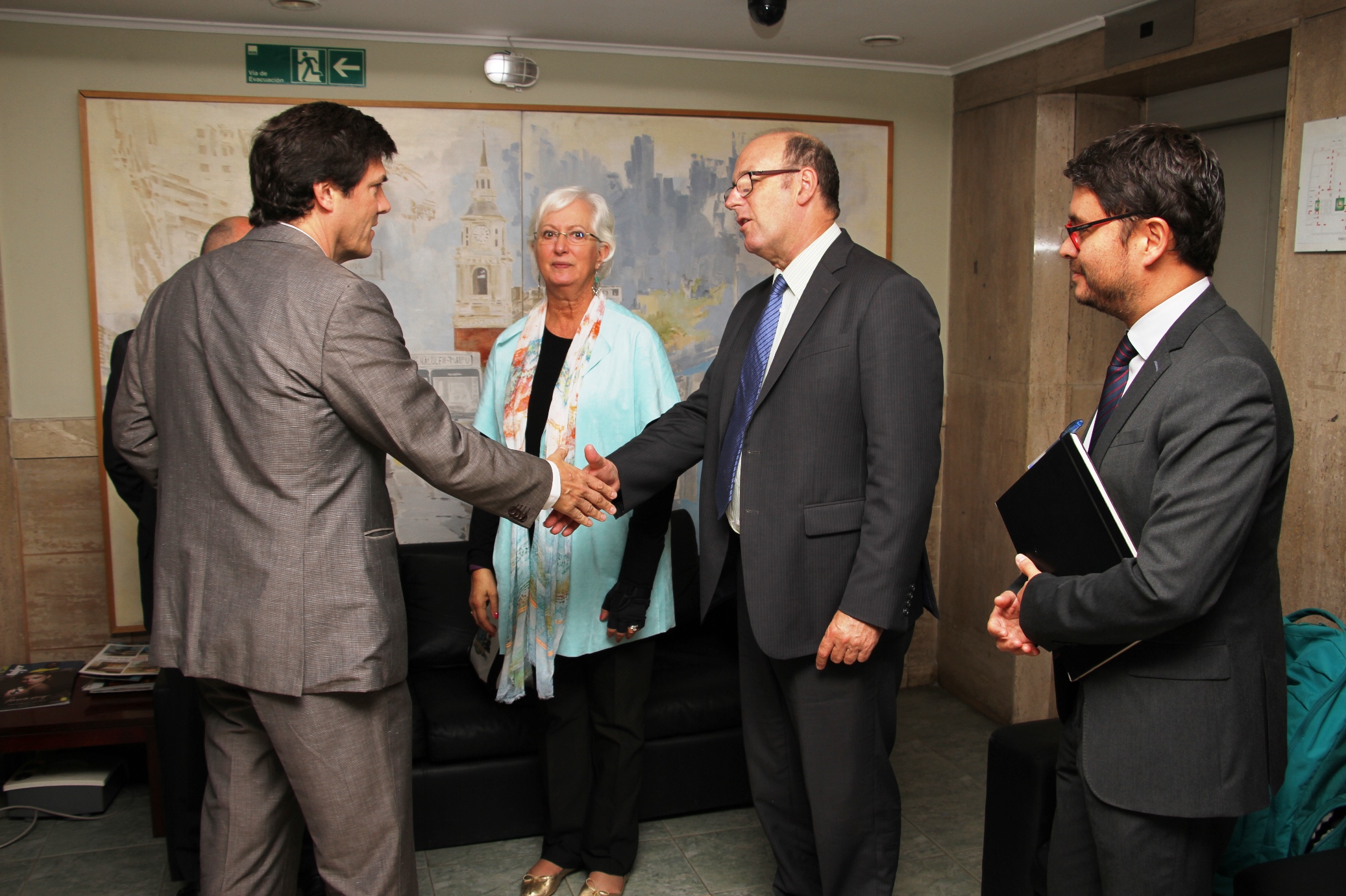 Expertos de la OCDE se reúnen con Ministro de Transporte en el marco de estudio portuario