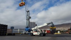 Puerto Antofagasta presenta nuevos contenedores de volteo