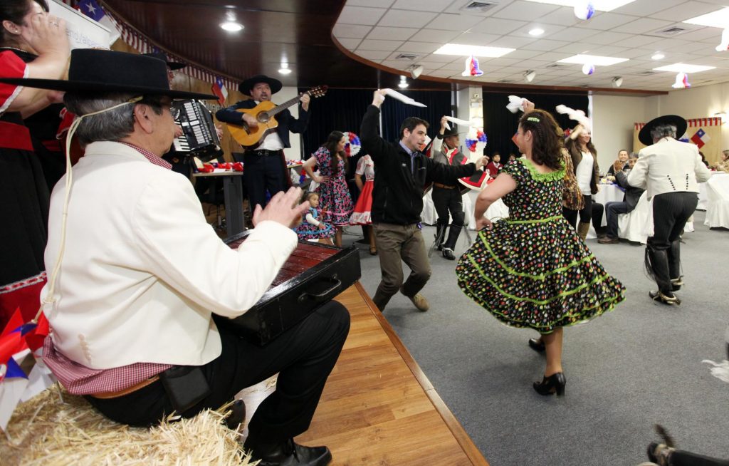 Vecinos celebran fiestas patrias junto a Puerto Valparaíso