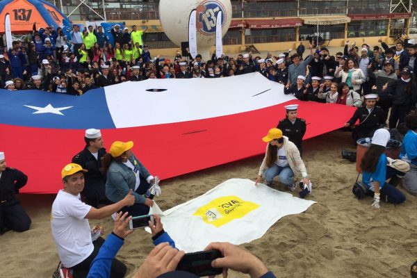 Empresas portuarias participan de limpieza de playas en Valparaíso