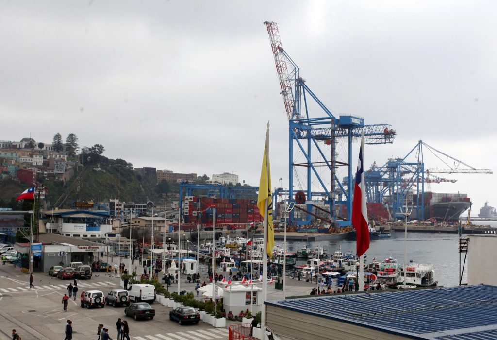 Vecinos celebran fiestas patrias junto a Puerto Valparaíso