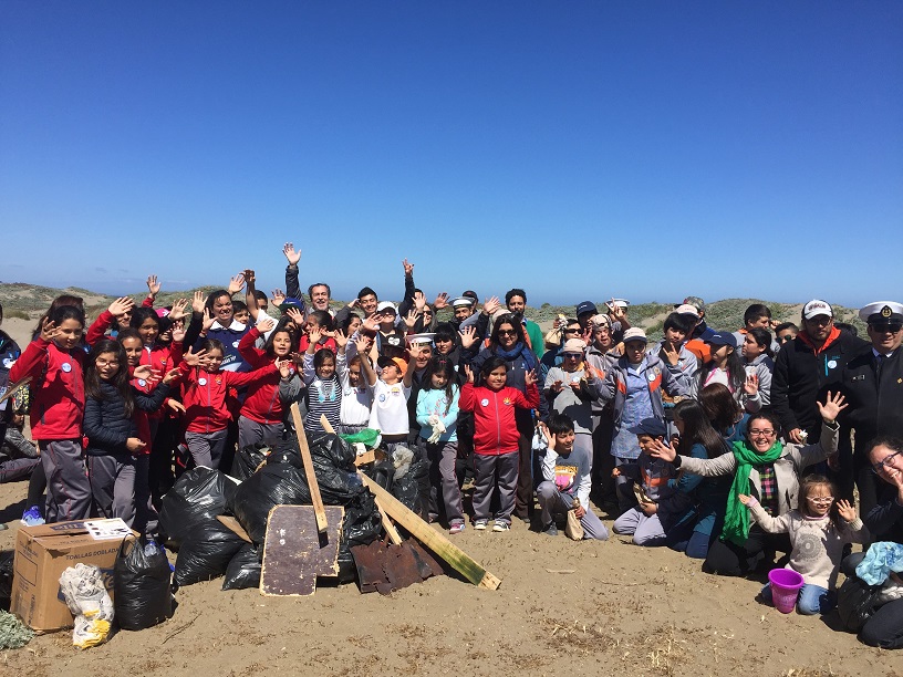 Puerto San Antonio participó en limpieza de playa en El Tabo