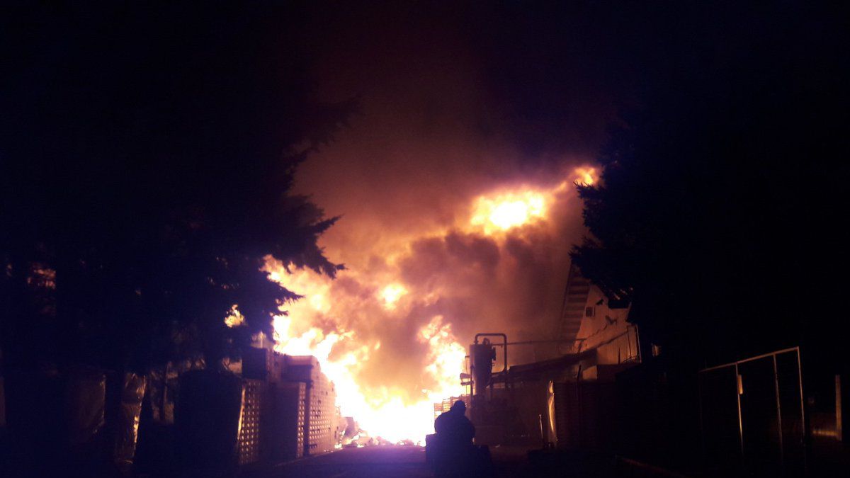 Puerto Chacabuco suspende zarpe y recalada de naves por incendio en planta de Friosur