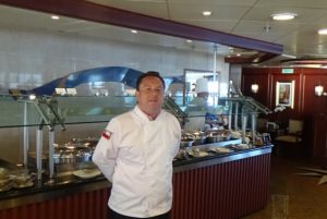 Chef porteño arriba a Valparaíso como parte del staff del Silver Explorer