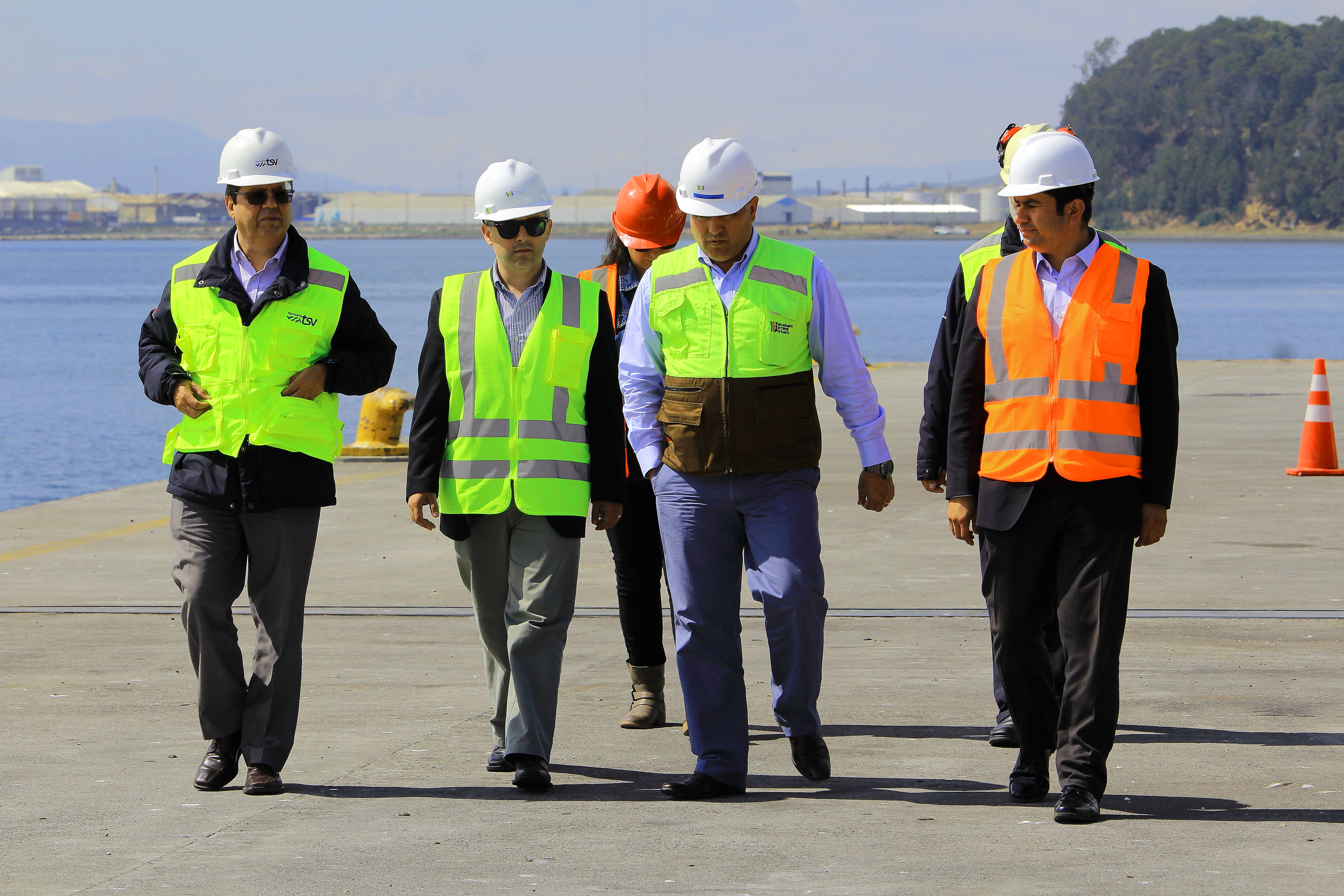 Ejecutivos portuarios y alcalde de Talcahuano visitan terminales de la comuna