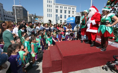 Nuevamente el “Árbol de los Sueños” emociona a niños y adultos en Muelle Prat