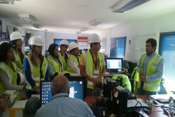 Estudiantes bolivianos y peruanos participan en Programa de Becas Portuarias de Arica