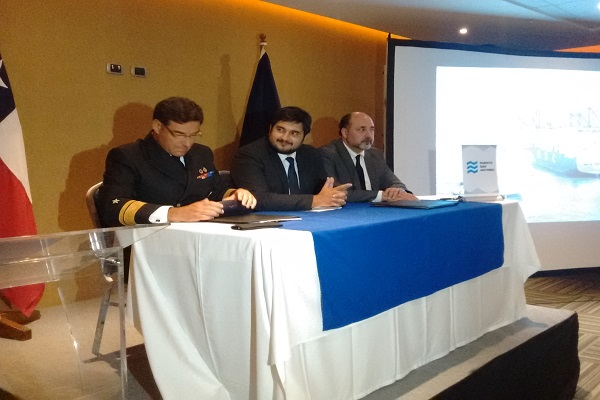 Puerto San Antonio y Directemar firman protocolo para intercambio de datos climáticos y oceanográficos