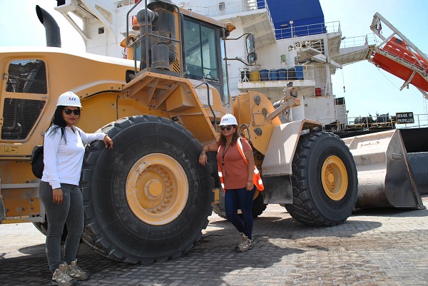 ITI incorpora sus dos primeras operadoras de maquinaria pesada