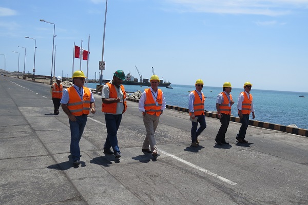 Ejecutivos de Puerto Arica visitan instalaciones de Puerto Ilo