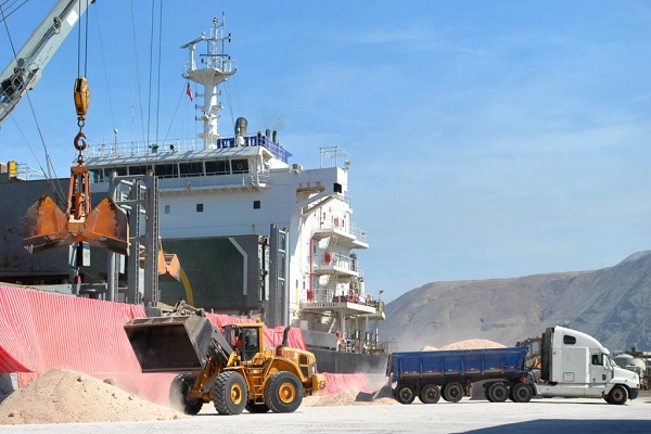 Iquique Terminal Internacional embarca 23 mil toneladas de sal con destino a USA