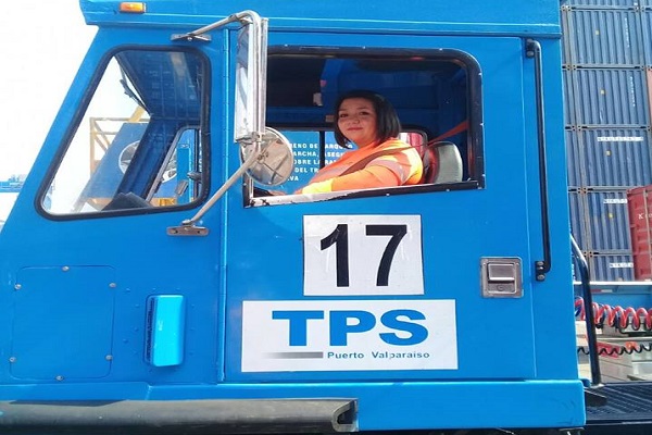 Ingrid Saavedra: “Es difícil aceptar que soy la primera operadora de tracto camión en Valparaíso”