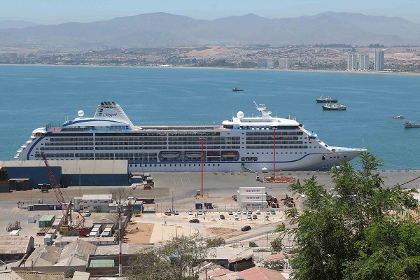 Coquimbo recibe al crucero Seven Seas Mariner
