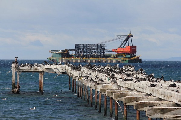EPAustral concreta instalación de dolphins para dar continuidad a ampliación del muelle Prat