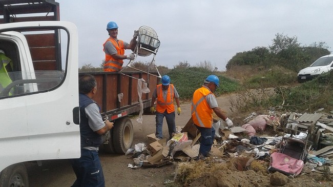 Puerto San Antonio realiza nuevo operativo de limpieza en el río Maipo