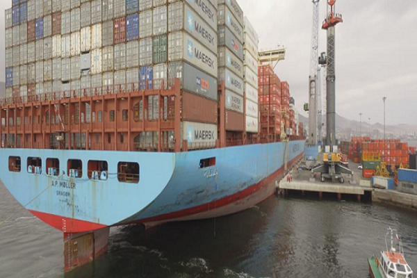 Portacontenedores de 347 metros es el más grande recibido por el Puerto de Antofagasta