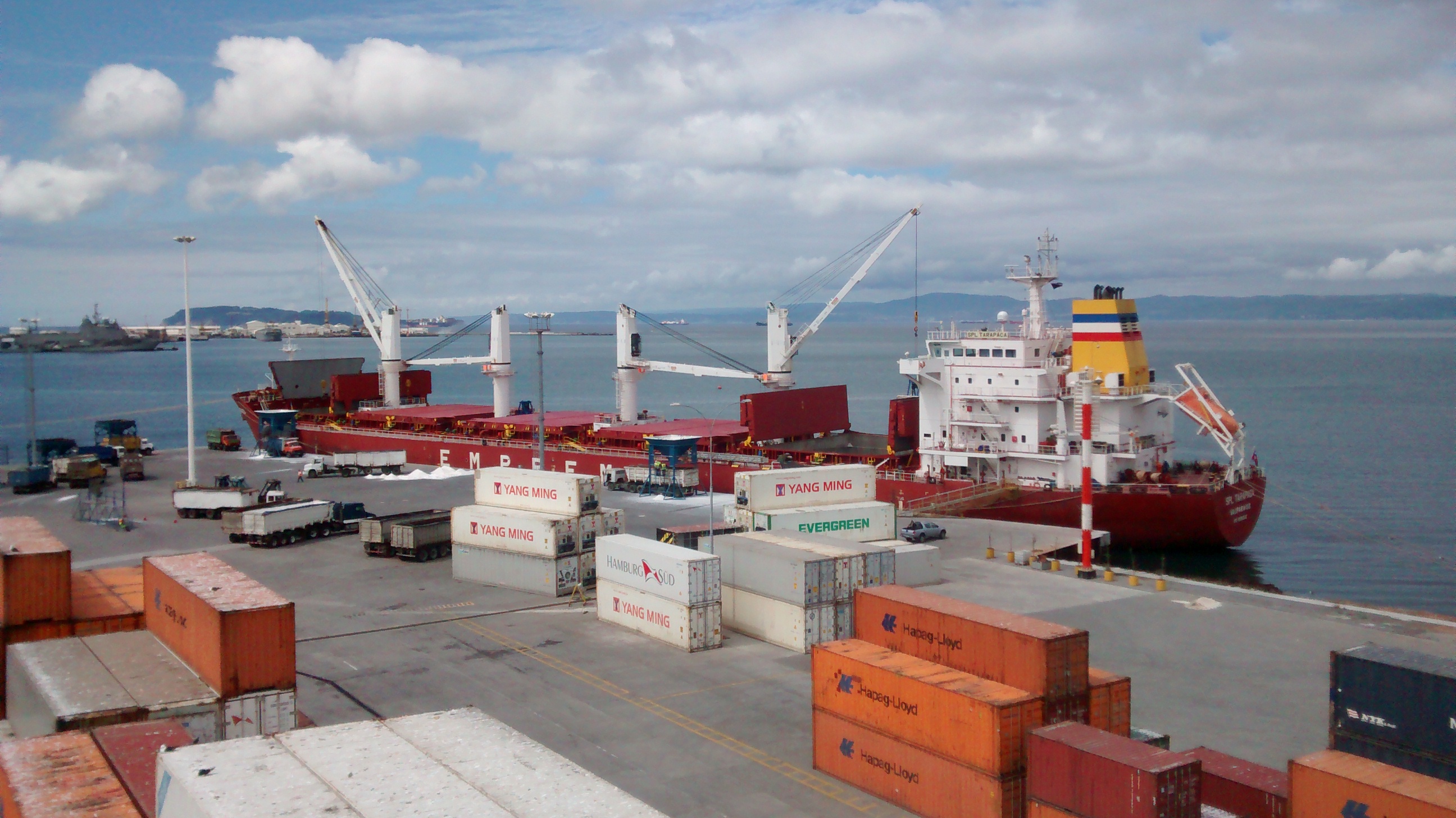 Ejecutivos de Talcahuano Terminal Portuario realizan charla a estudiantes