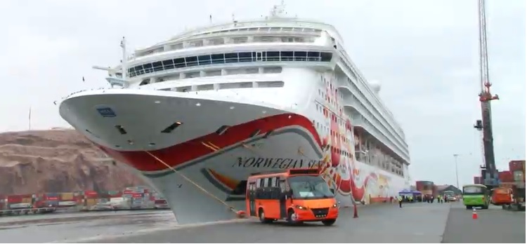 Norwegian Sun tercer crucero en recalar en el puerto de Arica