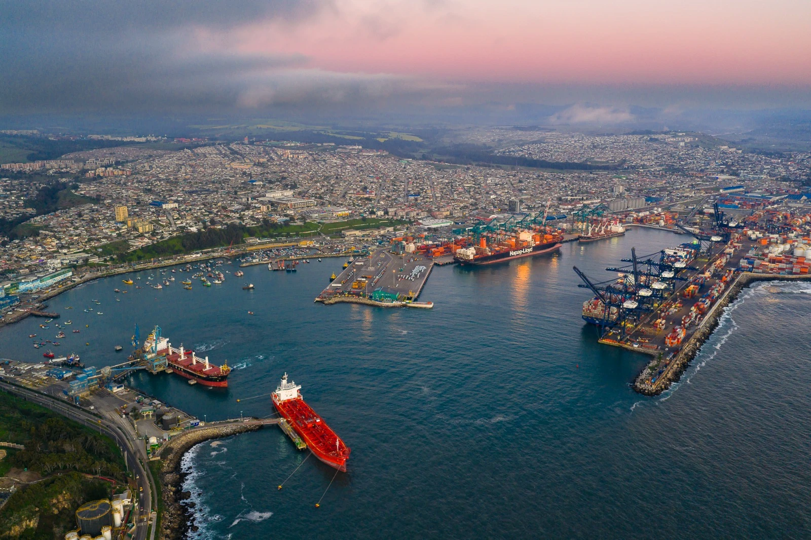 Vista aérea del Puerto de San Antonio y la ciudad al atardecer