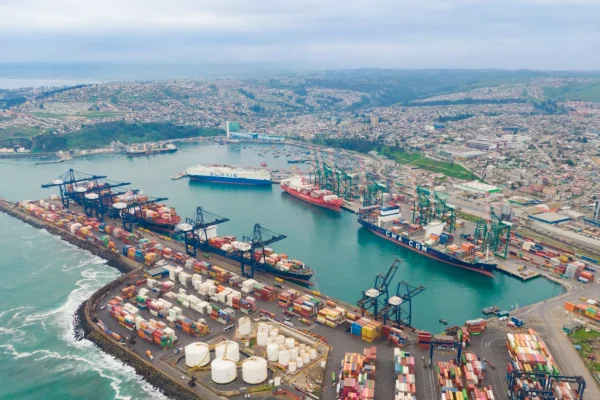 Vista aérea de los terminales del Puerto de San Antonio con buques portacontenedores y grúas