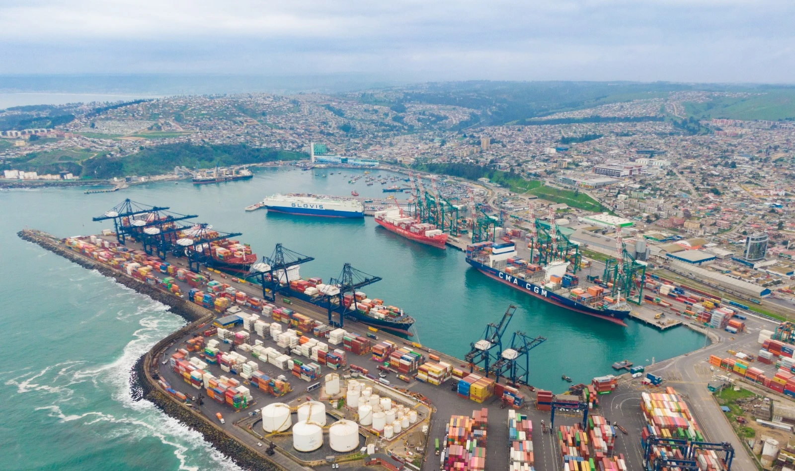 Vista aérea de los terminales del Puerto de San Antonio con buques portacontenedores y grúas