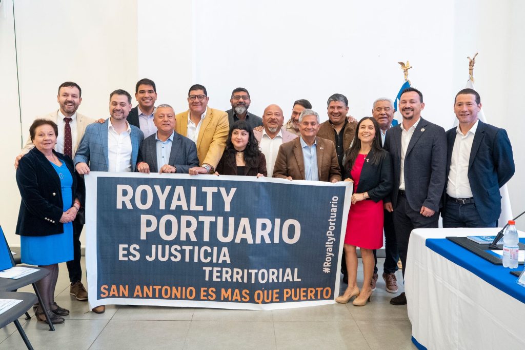 Alcaldes y autoridades posan con el lienzo «Royalty Portuario es justicia territorial. San Antonio es más que puerto»