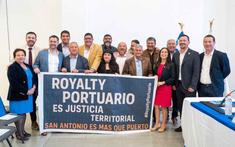 Alcaldes y autoridades posan con el lienzo «Royalty Portuario es justicia territorial. San Antonio es más que puerto»