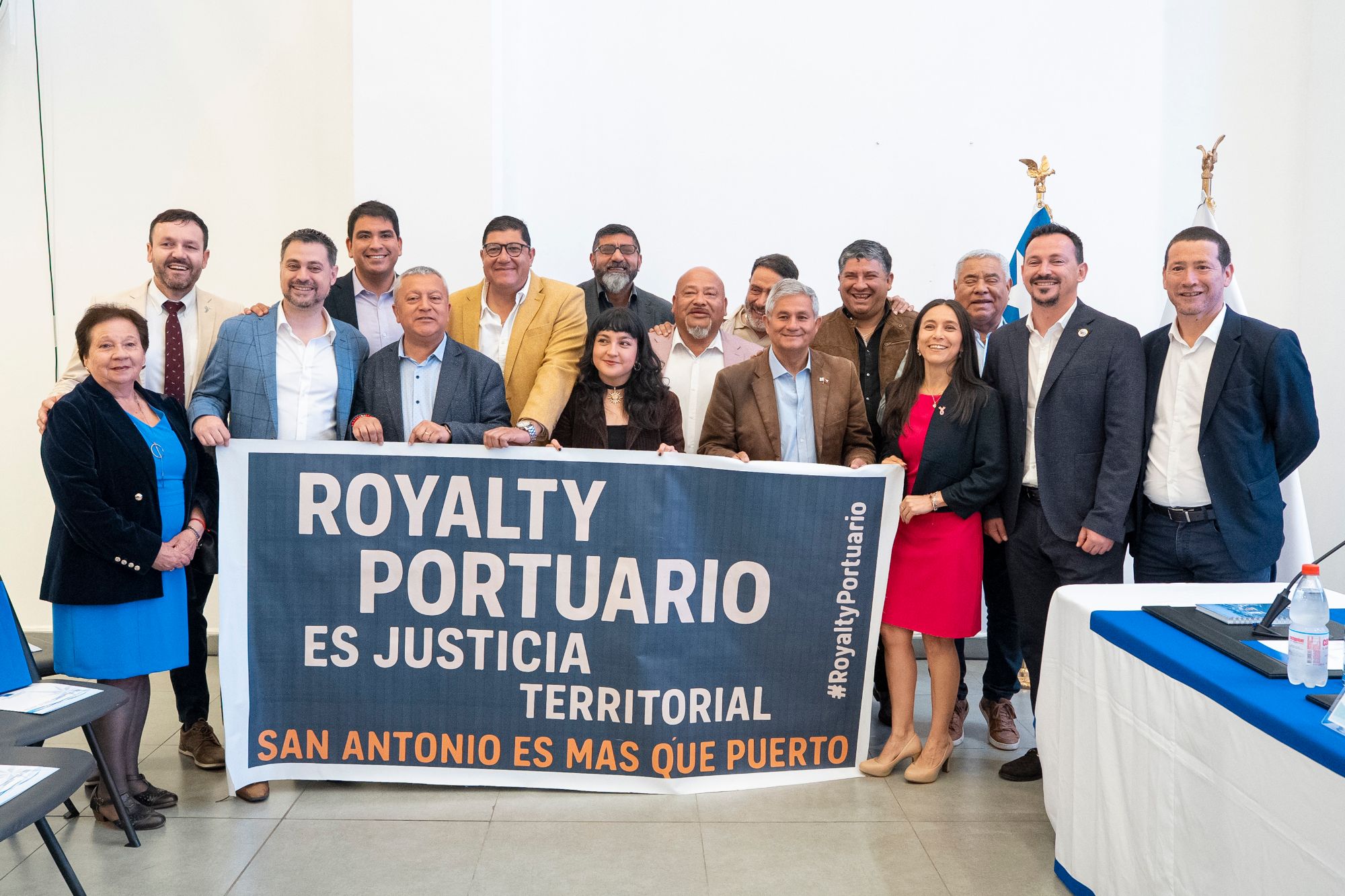 Alcaldes y autoridades posan con el lienzo «Royalty Portuario es justicia territorial. San Antonio es más que puerto»