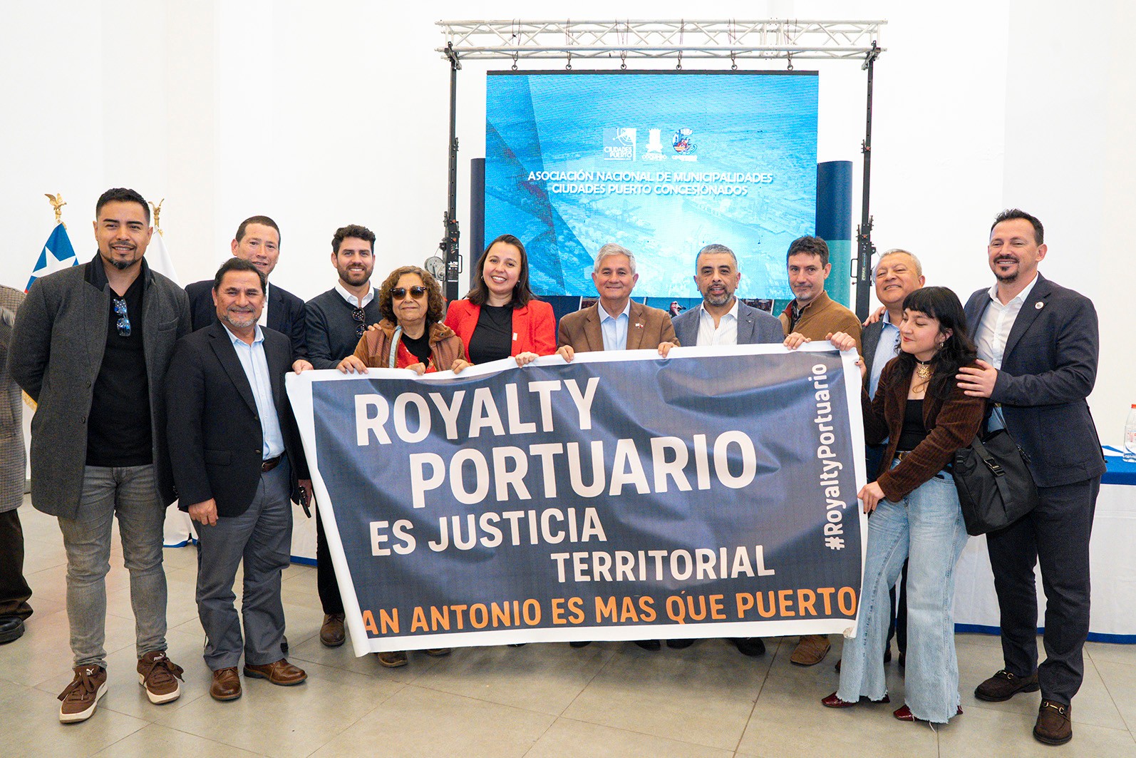 Integrantes de la asamblea de la ANCPCH sostienen el lienzo «Royalty Portuario es justicia territorial»